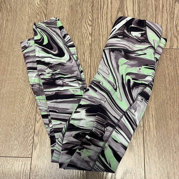 Lululemon Base Pace High Rise running tight 25” Size 4 - Picture 3 of 3